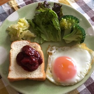 いちごジャムトーストと目玉焼きの朝ごはん